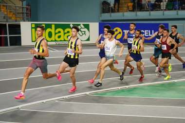 ISTANBUL, TURKIYE - 28 HAZİRAN 2025: Atakoy Atletizm Arenasında düzenlenen Balkan Salon Ulusal Takım Seçmeleri sırasında koşan sporcular