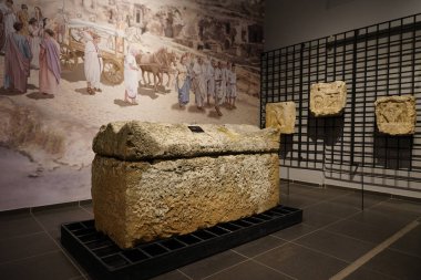 SANLIURFA, TÜRKİYE - Şubat 02, 2025: Sanliurfa Arkeoloji ve Mozaik Müzesi 'nde lahit