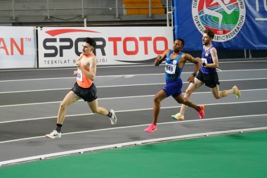 ISTANBUL, TURKIYE - 28 HAZİRAN 2025: Atakoy Atletizm Arenasında düzenlenen Balkan Salon Ulusal Takım Seçmeleri sırasında koşan sporcular