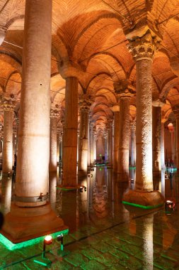İSTANBUL, TÜRKİYE - Mart 01, 2025: Sultanahmet ilçesindeki Bazilika Sarnıç. İstanbul 'un altındaki en büyük sarnıç Bazilika Sarnıcıdır.