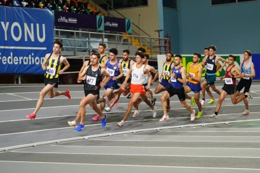 ISTANBUL, TURKIYE - 28 HAZİRAN 2025: Atakoy Atletizm Arenasında düzenlenen Balkan Salon Ulusal Takım Seçmeleri sırasında koşan sporcular