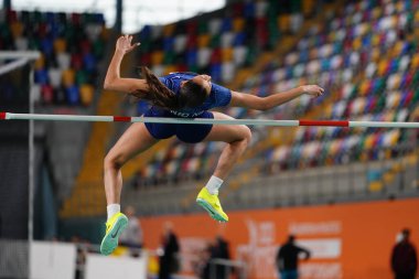 ISTANBUL, TURKIYE - 28 Ocak 2025: Atakoy Atletizm Arenasında düzenlenen Balkan Salonu Ulusal Takım Seçmeleri sırasında tanımlanamayan yüksek atlama
