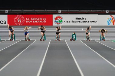 ISTANBUL, TURKIYE - 27 Ocak 2025: Balkan Salon Ulusal Takım Seçmeleri sırasında Atakoy Atletizm Arenasında 60 metre koşan sporcular