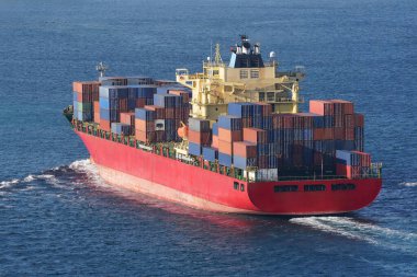 Limanlar arasında mal taşıyan bir konteyner gemisi