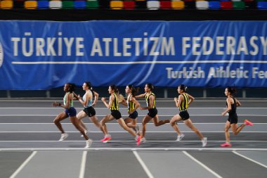 ISTANBUL, TURKIYE - 27 Ocak 2025: Atakoy Atletizm Arenasında Balkan Salon Ulusal Takım Seçmeleri sırasında koşan sporcular