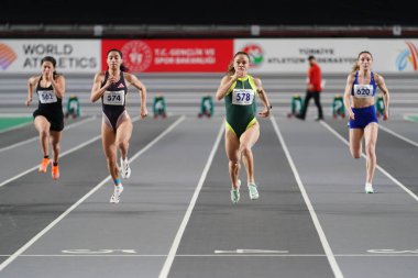 ISTANBUL, TURKIYE - 27 Ocak 2025: Balkan Salon Ulusal Takım Seçmeleri sırasında Atakoy Atletizm Arenasında 60 metre koşan sporcular