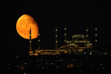 Buyuk Camlica Camii 'nde ay yükselişi, İstanbul Şehri, Türkiye