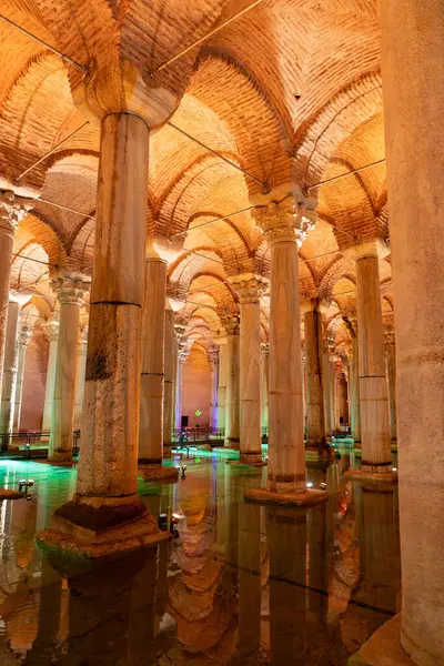 İSTANBUL, TÜRKİYE - Mart 01, 2025: Sultanahmet ilçesindeki Bazilika Sarnıç. İstanbul 'un altındaki en büyük sarnıç Bazilika Sarnıcıdır.