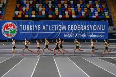 ISTANBUL, TURKIYE - 27 Ocak 2025: Atakoy Atletizm Arenasında Balkan Salon Ulusal Takım Seçmeleri sırasında koşan sporcular
