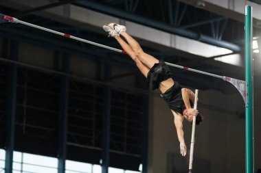 ISTANBUL, TURKIYE - 28 Ocak 2025: Atakoy Atletizm Arenasında düzenlenen Balkan Salonu Ulusal Takım Seçmeleri sırasında tanımlanamayan atlet sırığı atlama