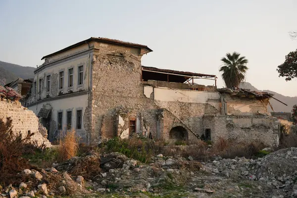 6 Şubat 2023 Depremlerinden sonra Hatay, Antakya 'da hasar gören bina