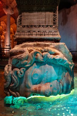 ISTANBUL, TURKIYE - Mart 01, 2025: Medusa Basilica Sarnıç, Sultanahmet İlçesi. İstanbul 'un altındaki en büyük sarnıç Bazilika Sarnıcıdır.