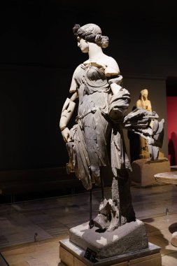 ANTALYA, TURKIYE - 23 Mart 2025 Antalya Arkeoloji Müzesinde Dans Eden Kadın Heykeli