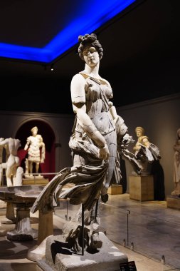 ANTALYA, TURKIYE - 23 Mart 2025 Antalya Arkeoloji Müzesinde Dans Eden Kadın Heykeli