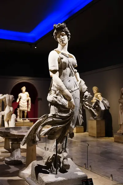 ANTALYA, TURKIYE - 23 Mart 2025 Antalya Arkeoloji Müzesinde Dans Eden Kadın Heykeli