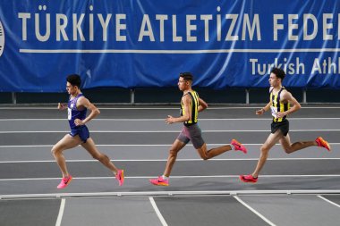 ISTANBUL, TURKIYE - 28 HAZİRAN 2025: Atakoy Atletizm Arenasında düzenlenen Balkan Salon Ulusal Takım Seçmeleri sırasında koşan sporcular