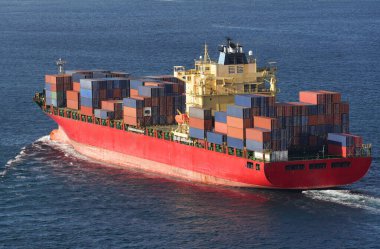 Limanlar arasında mal taşıyan bir konteyner gemisi