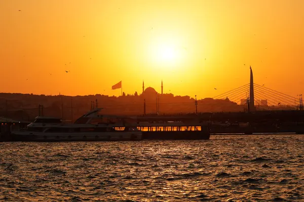 İstanbul, Türkiye 'de Eminonu ilçesinin gün batımındaki görüntüsü