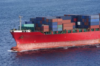 Limanlar arasında mal taşıyan bir konteyner gemisi