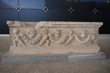 GAZIANTEP, TURKIYE - Şubat 01, 2025: Zeugma Mozaik Müzesi 'ndeki antik lahit
