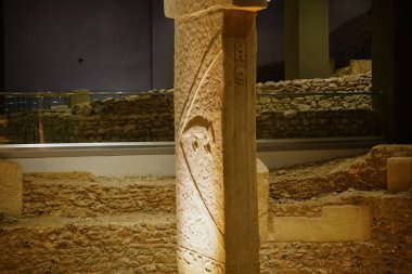 SANLIURFA, TURKIYE - Şubat 02, 2025: Şanlıurfa Arkeoloji ve Mozaik Müzesi 'nde Göbekli Tepe' nin üretimi