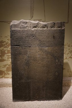 SANLIURFA, TÜRKİYE - Şubat 02, 2025: Sanliurfa Arkeoloji ve Mozaik Müzesinde Kabartmalı Yazıt