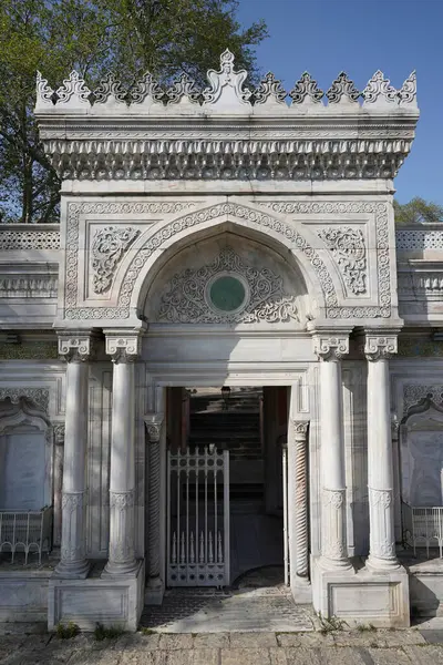 İstanbul 'un Pertevniyal Valide Sultan Camii, Türkiye