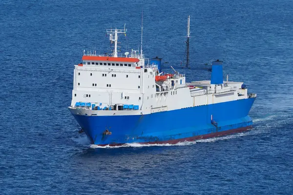 Limanlar arasında mal taşıyan bir kargo gemisi.