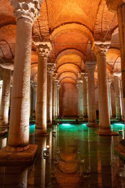 İSTANBUL, TÜRKİYE - Mart 01, 2025: Sultanahmet ilçesindeki Bazilika Sarnıç. İstanbul 'un altındaki en büyük sarnıç Bazilika Sarnıcıdır.