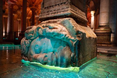 ISTANBUL, TURKIYE - Mart 01, 2025: Medusa Basilica Sarnıç, Sultanahmet İlçesi. İstanbul 'un altındaki en büyük sarnıç Bazilika Sarnıcıdır.