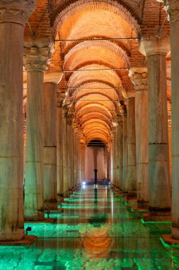 İSTANBUL, TÜRKİYE - Mart 01, 2025: Sultanahmet ilçesindeki Bazilika Sarnıç. İstanbul 'un altındaki en büyük sarnıç Bazilika Sarnıcıdır.