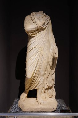 ANTALYA, TURKIYE - 23 Mart 2025: Antalya Arkeoloji Müzesindeki Apollo Heykeli Rahibi