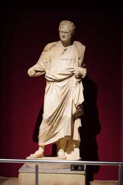 ANTALYA, TURKIYE - 23 Mart 2025: Antalya Arkeoloji Müzesinde İmparator Rahip Heykeli