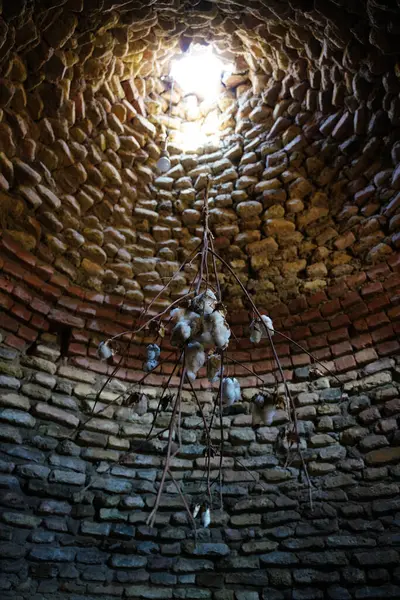 SANLIURFA, TÜRKİYE - Şubat 02, 2025: Harran, Şanlıurfa 'da bir arı kovanının içinde