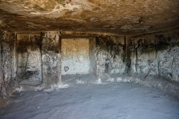 SANLIURFA, TÜRKİYE - Şubat 02, 2025: Şanlıurfa 'daki Sumatar Harabelerinde Pognons mağarası
