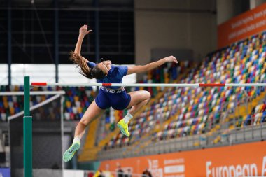 İSTANBUL, TURKIYE - 23 Şubat 2025: Atakoy Atletizm Arena 'da düzenlenen Türk Salon Atletizm Şampiyonası sırasında tanımlanamayan yüksek atlamacı