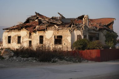 6 Şubat 2023 Depremlerinden sonra Hatay, Antakya 'da hasar gören bina