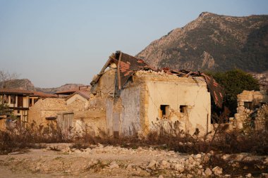 6 Şubat 2023 Depremlerinden sonra Hatay, Antakya 'da hasar gören bina