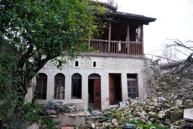 6 Şubat 2023 Depremlerinden sonra Hatay, Antakya 'da hasar gören bina