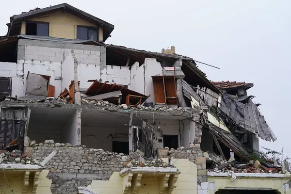 6 Şubat 2023 Depremlerinden sonra Hatay, Antakya 'da hasar gören bina