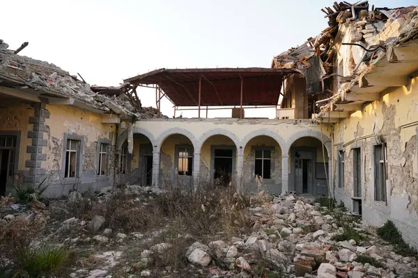 6 Şubat 2023 Depremlerinden sonra Hatay, Antakya 'da hasar gören bina