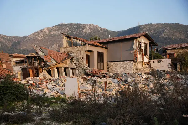6 Şubat 2023 Depremlerinden sonra Hatay, Antakya 'da hasar gören bina