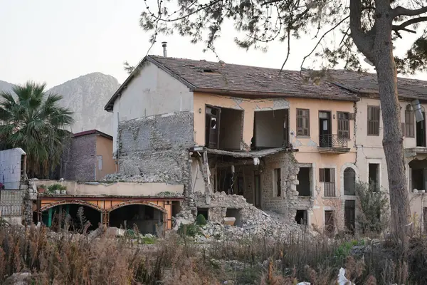 6 Şubat 2023 Depremlerinden sonra Hatay, Antakya 'da hasar gören bina