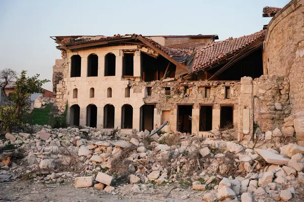 6 Şubat 2023 Depremlerinden sonra Hatay, Antakya 'da hasar gören bina