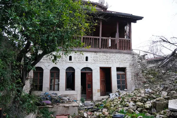 6 Şubat 2023 Depremlerinden sonra Hatay, Antakya 'da hasar gören bina