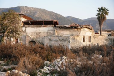 6 Şubat 2023 Depremlerinden sonra Hatay, Antakya 'da hasar gören bina