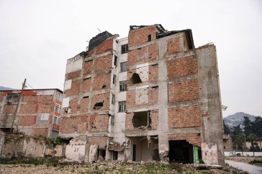6 Şubat 2023 Depremlerinden sonra Hatay, Antakya 'da hasar gören bina