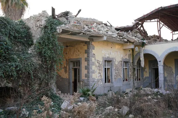 6 Şubat 2023 Depremlerinden sonra Hatay, Antakya 'da hasar gören bina