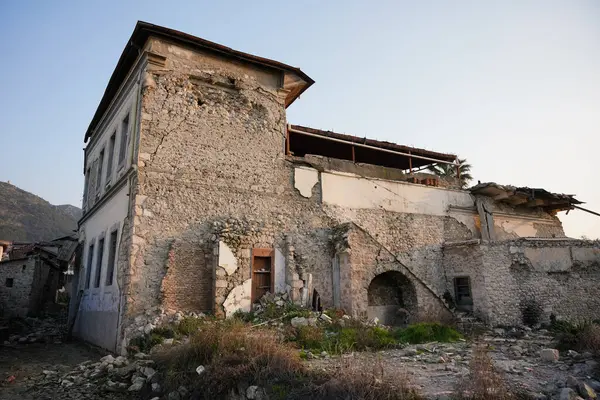 6 Şubat 2023 Depremlerinden sonra Hatay, Antakya 'da hasar gören bina