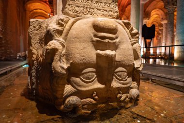 ISTANBUL, TURKIYE - Mart 01, 2025: Medusa Basilica Sarnıç, Sultanahmet İlçesi. İstanbul 'un altındaki en büyük sarnıç Bazilika Sarnıcıdır.